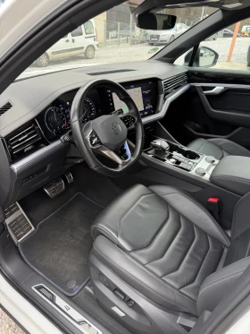 VW Touareg ГАРАНЦИЯ Hybrid R-Line 462 Black Edition Panorama, снимка 9