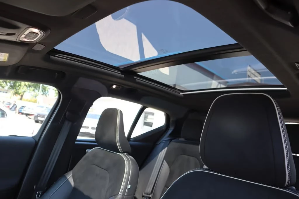 Volvo XC40 T3-RDESIGN/163HP/PANO/NAVI/CAM/H&K/LED/KLESS/169g - изображение 9