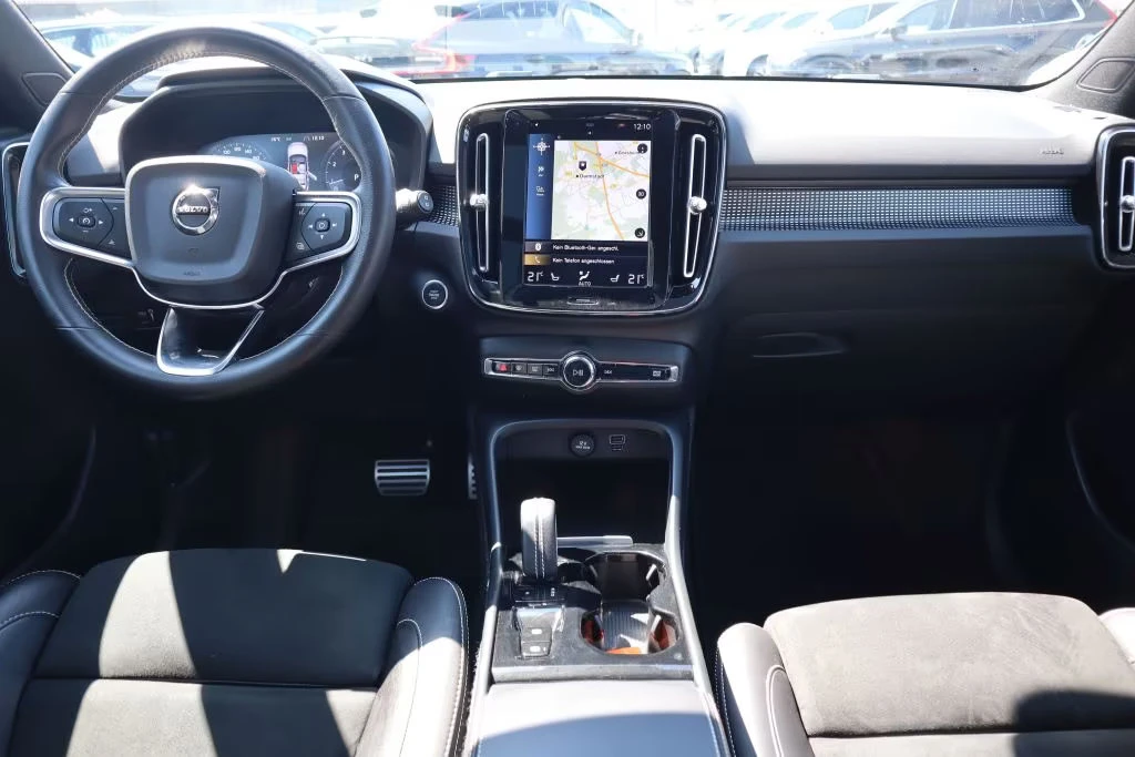 Volvo XC40 T3-RDESIGN/163HP/PANO/NAVI/CAM/H&K/LED/KLESS/169g - изображение 10