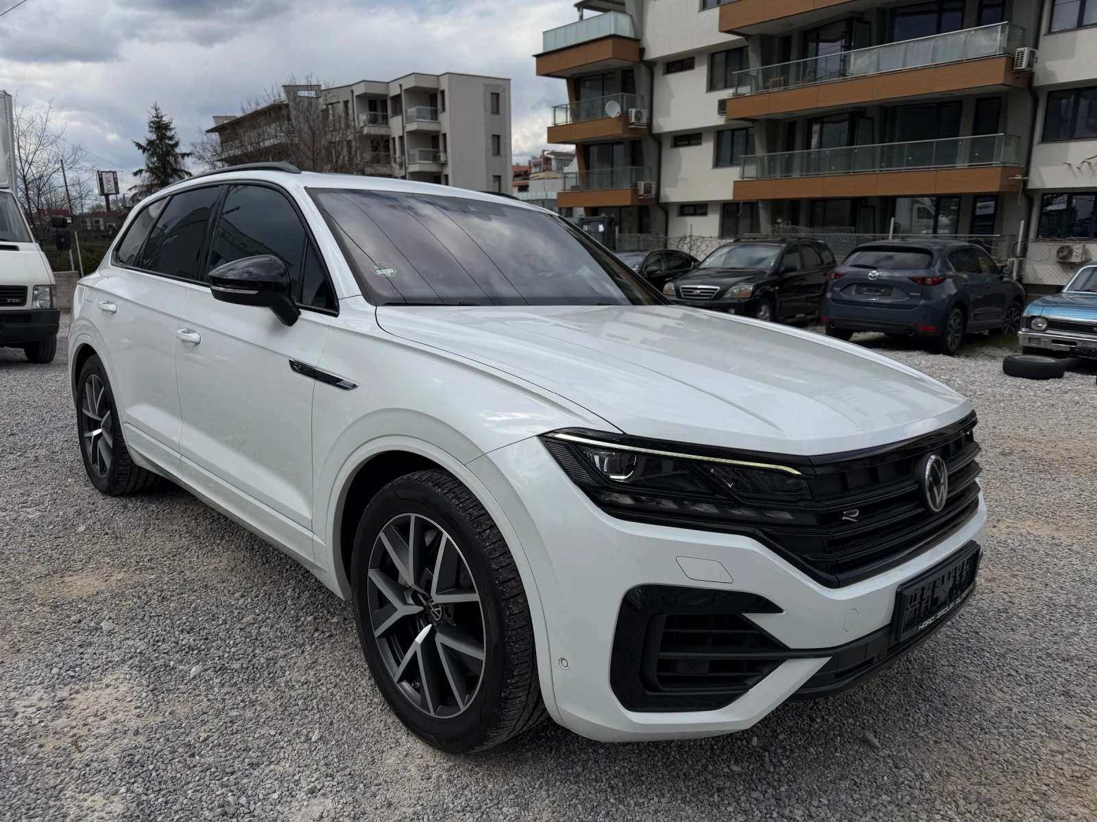 VW Touareg ГАРАНЦИЯ Hybrid R-Line 462 Black Edition Panorama, снимка 3 - Автомобили и джипове - 54149328