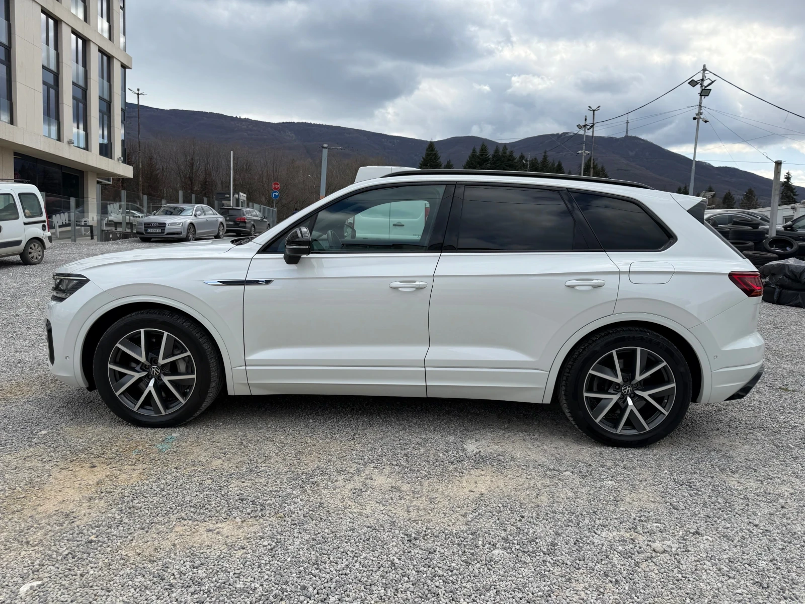 VW Touareg ГАРАНЦИЯ Hybrid R-Line 462 Black Edition Panorama, снимка 8 - Автомобили и джипове - 54149328