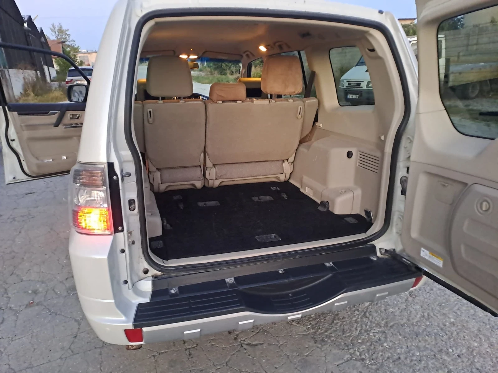 Mitsubishi Pajero 3.8 benzin Gold, снимка 10 - Автомобили и джипове - 54598427