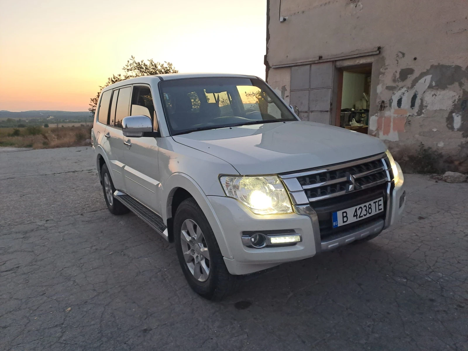 Mitsubishi Pajero 3.8 benzin Gold, снимка 2 - Автомобили и джипове - 54598427