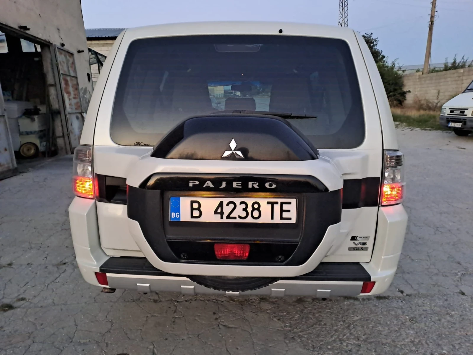 Mitsubishi Pajero 3.8 benzin Gold, снимка 15 - Автомобили и джипове - 54598427