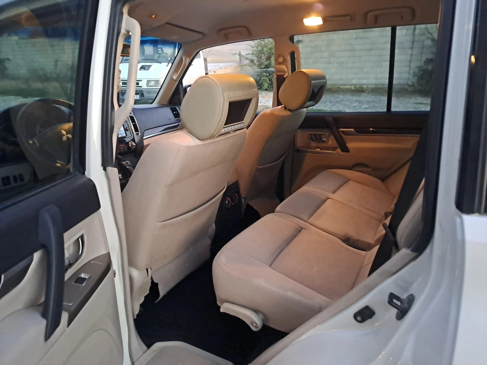 Mitsubishi Pajero 3.8 benzin Gold, снимка 8 - Автомобили и джипове - 54598427