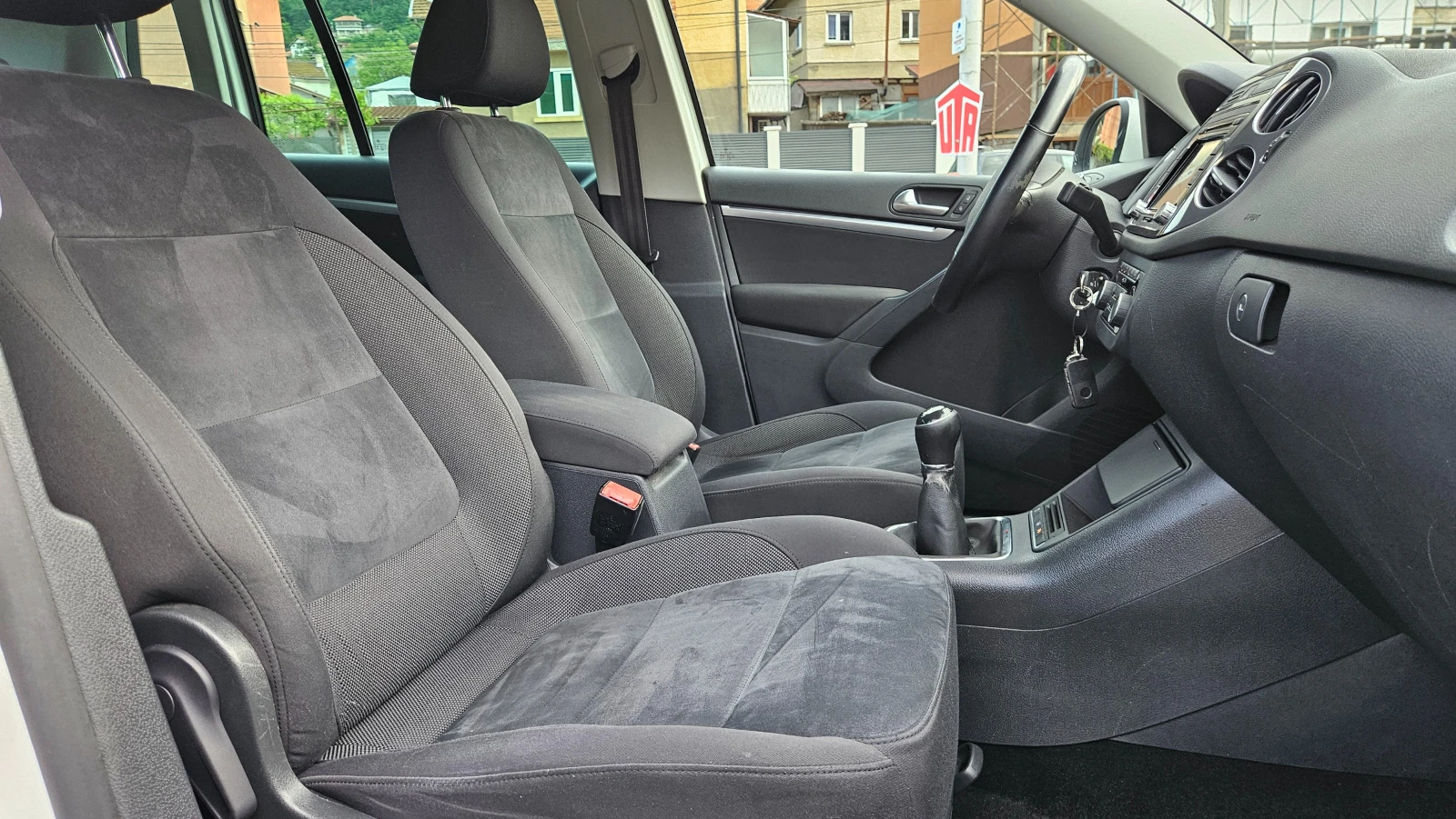 VW Tiguan 2.0 Tdi 4x4/FACELIFT/NAVIG/6skorosti, снимка 13 - Автомобили и джипове - 54807086