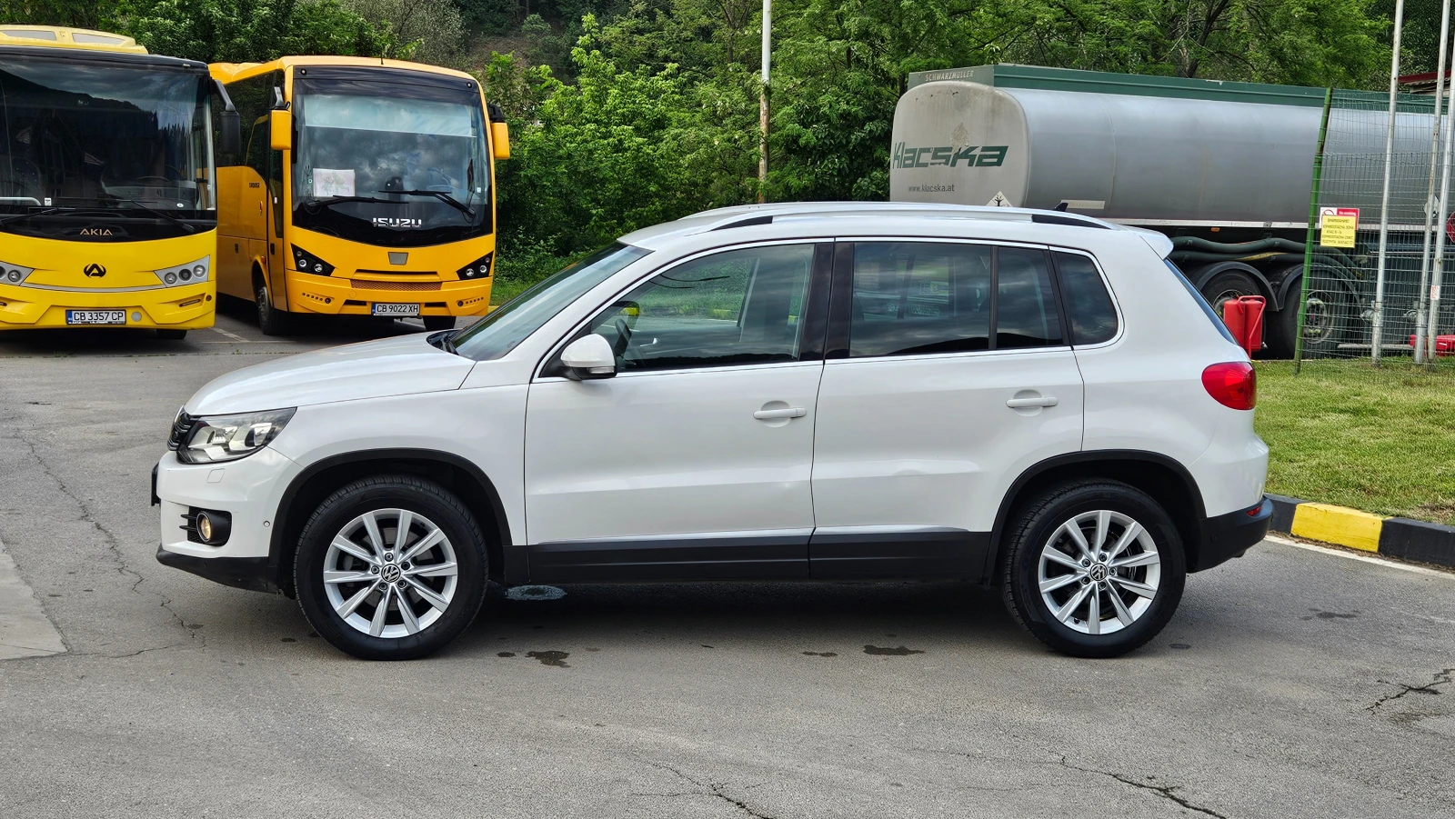 VW Tiguan 2.0 Tdi 4x4/FACELIFT/NAVIG/6skorosti, снимка 3 - Автомобили и джипове - 54807086