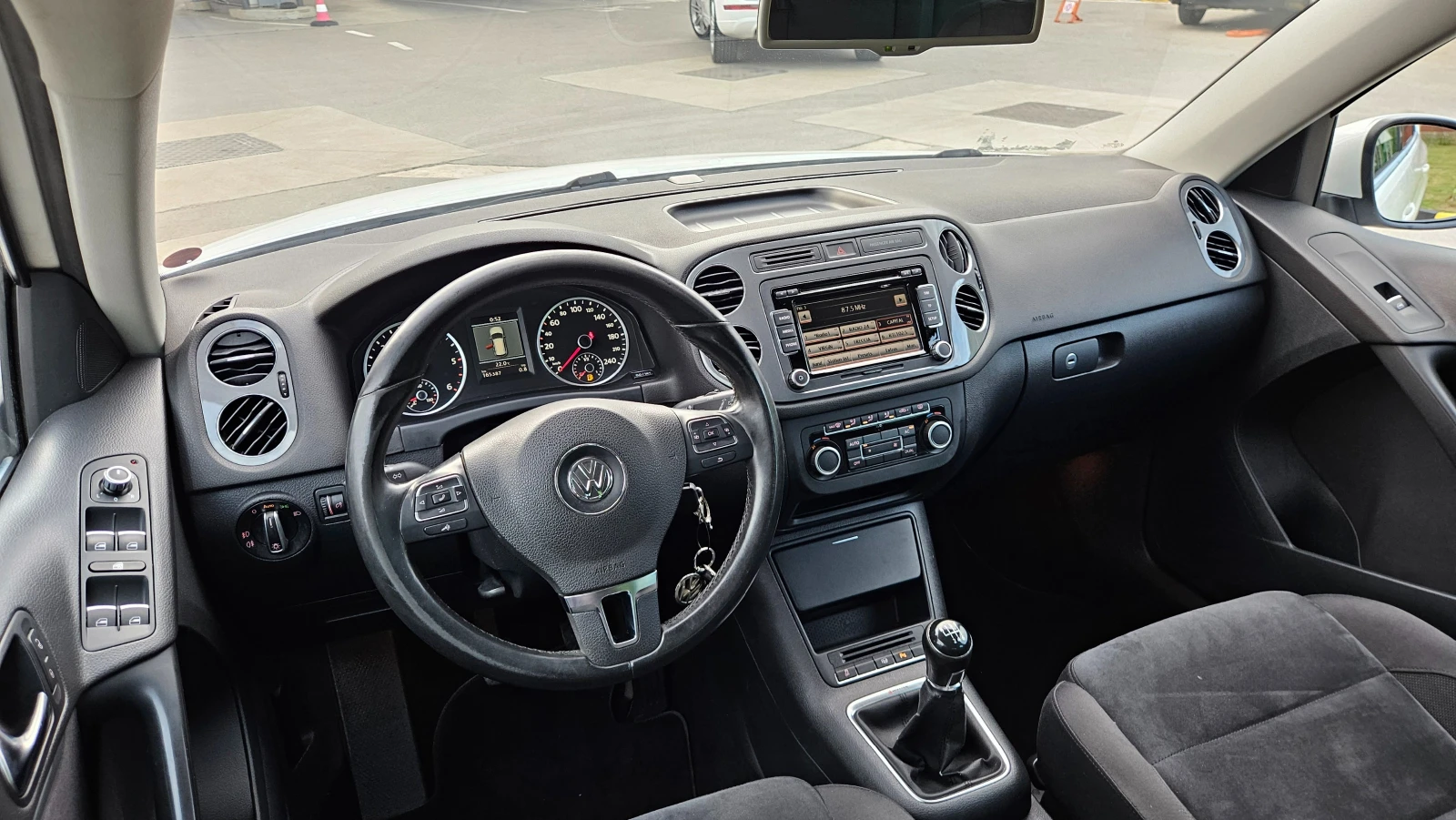 VW Tiguan 2.0 Tdi 4x4/FACELIFT/NAVIG/6skorosti, снимка 10 - Автомобили и джипове - 54807086