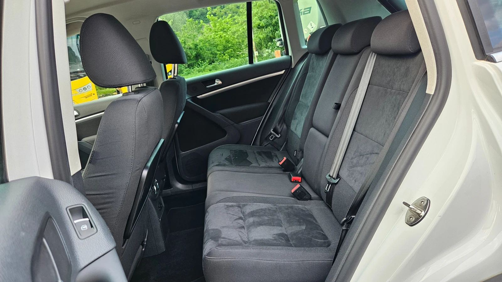 VW Tiguan 2.0 Tdi 4x4/FACELIFT/NAVIG/6skorosti, снимка 14 - Автомобили и джипове - 54807086