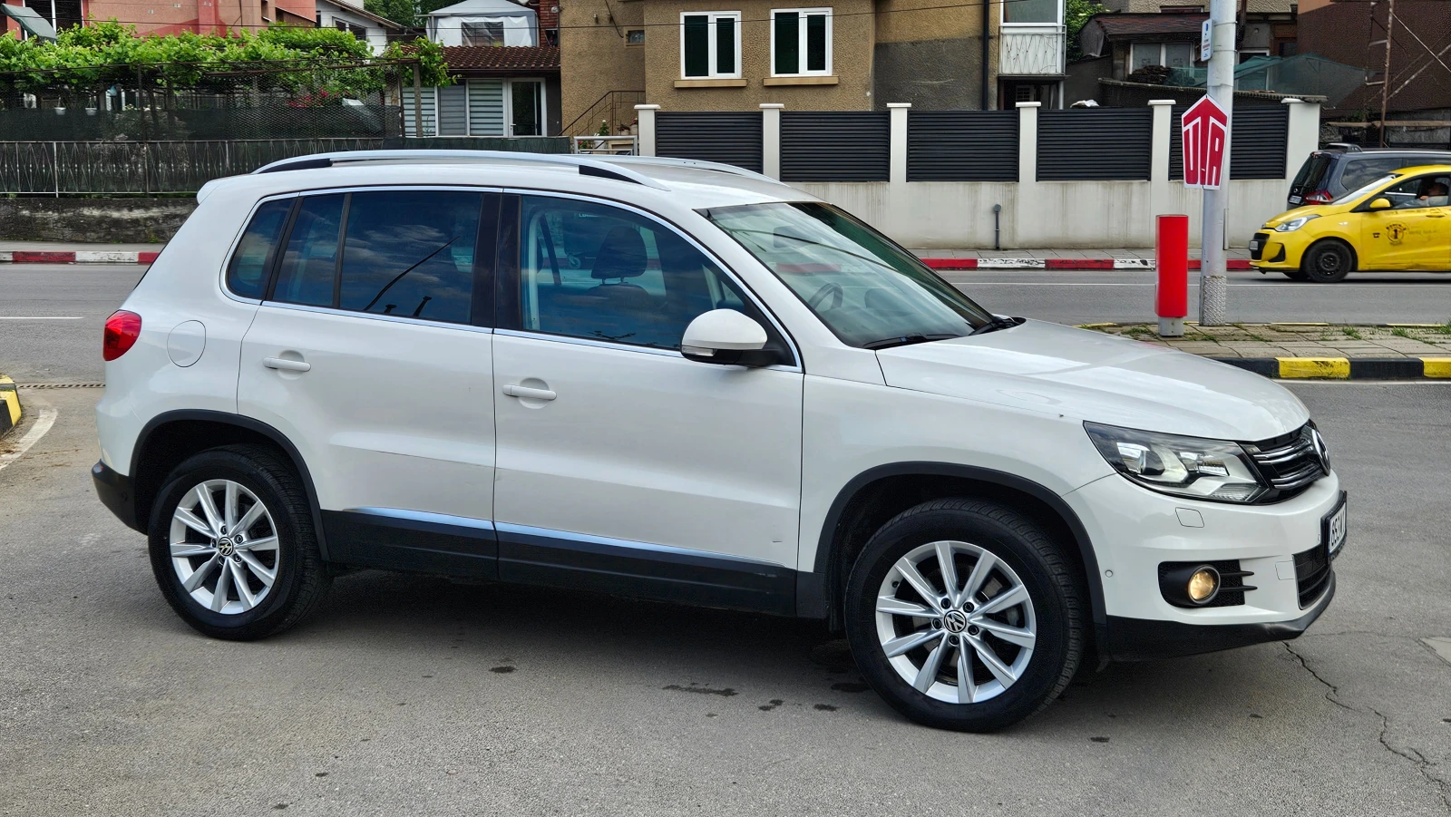 VW Tiguan 2.0 Tdi 4x4/FACELIFT/NAVIG/6skorosti, снимка 7 - Автомобили и джипове - 54807086