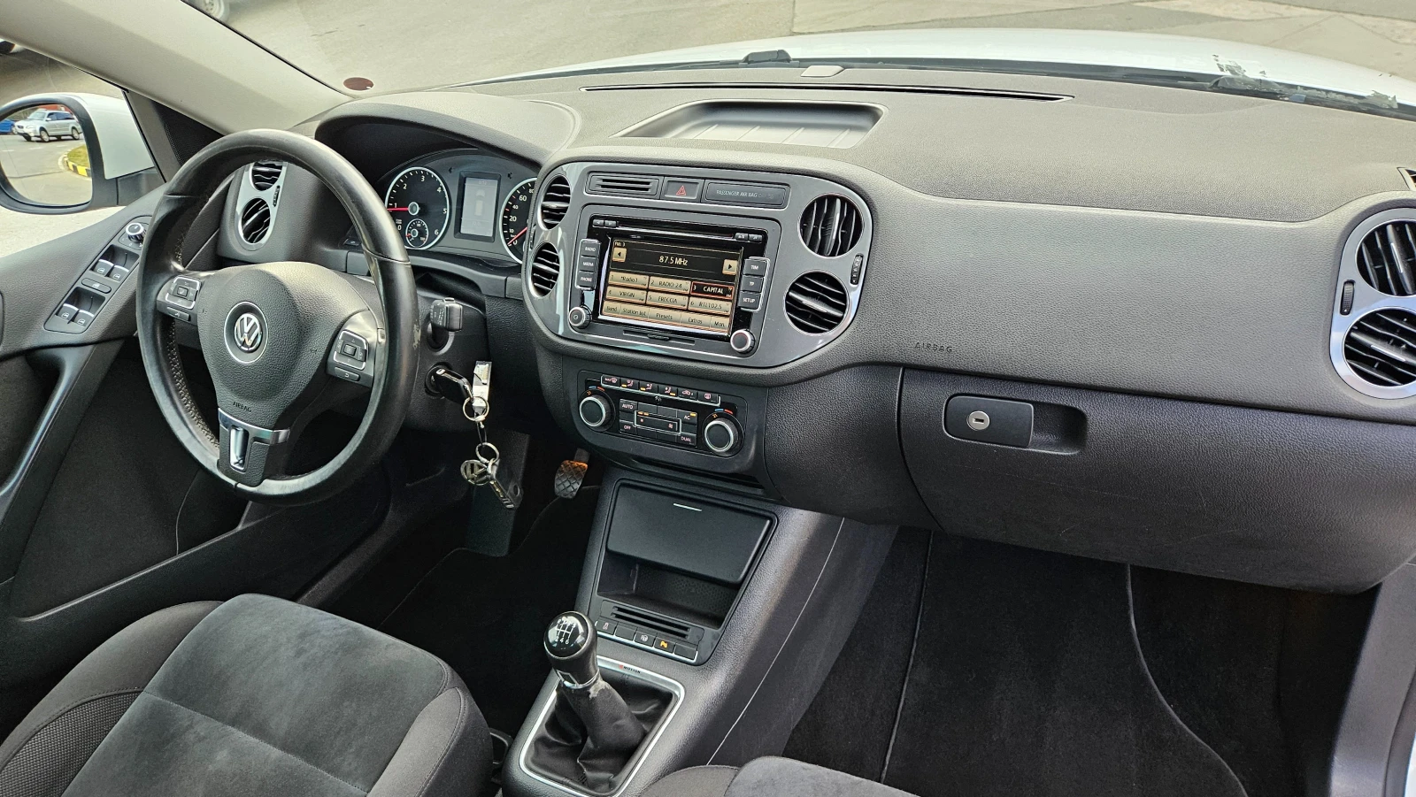 VW Tiguan 2.0 Tdi 4x4/FACELIFT/NAVIG/6skorosti, снимка 11 - Автомобили и джипове - 54807086