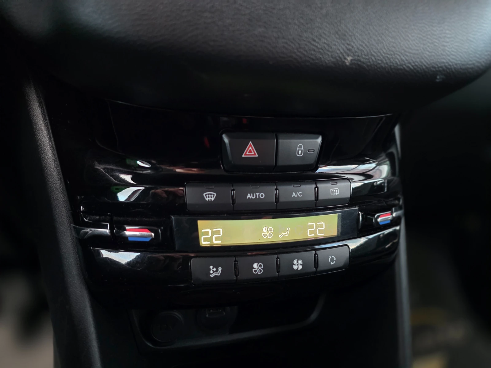 Peugeot 208 6  /1.2i 83..   | Mobile.bg   12