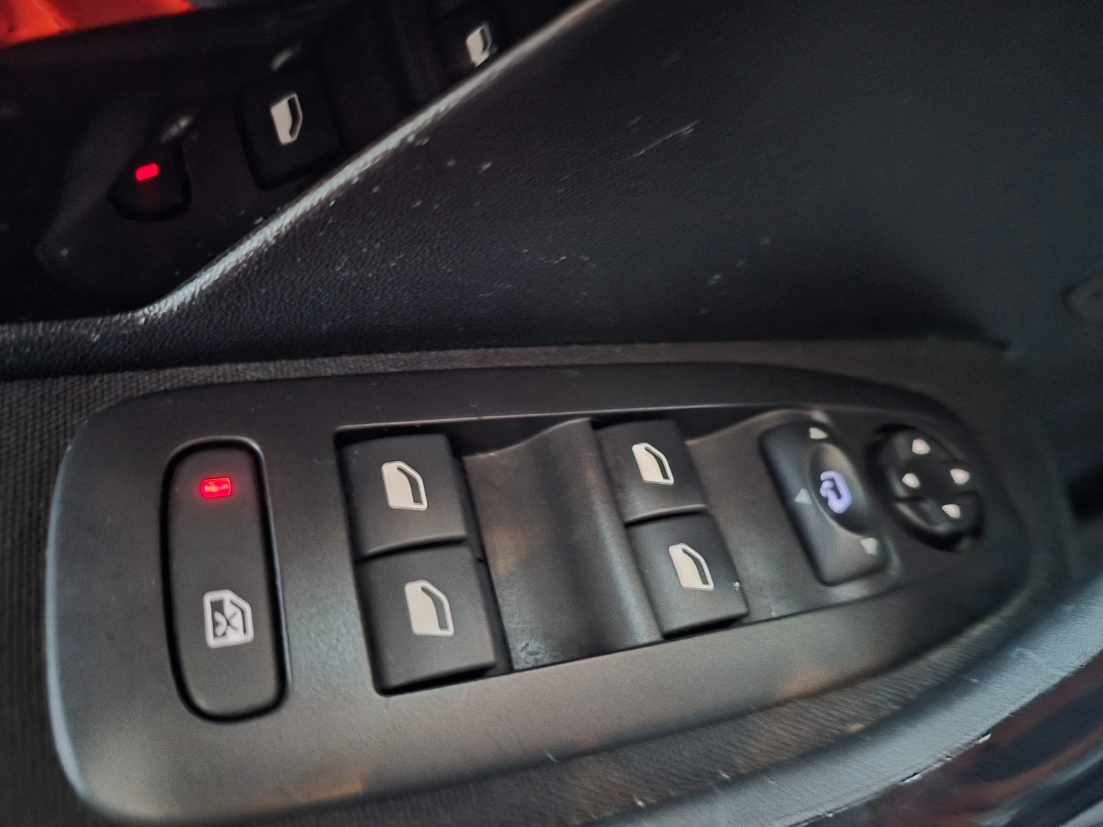 Peugeot 208 6  /1.2i 83..   | Mobile.bg   17