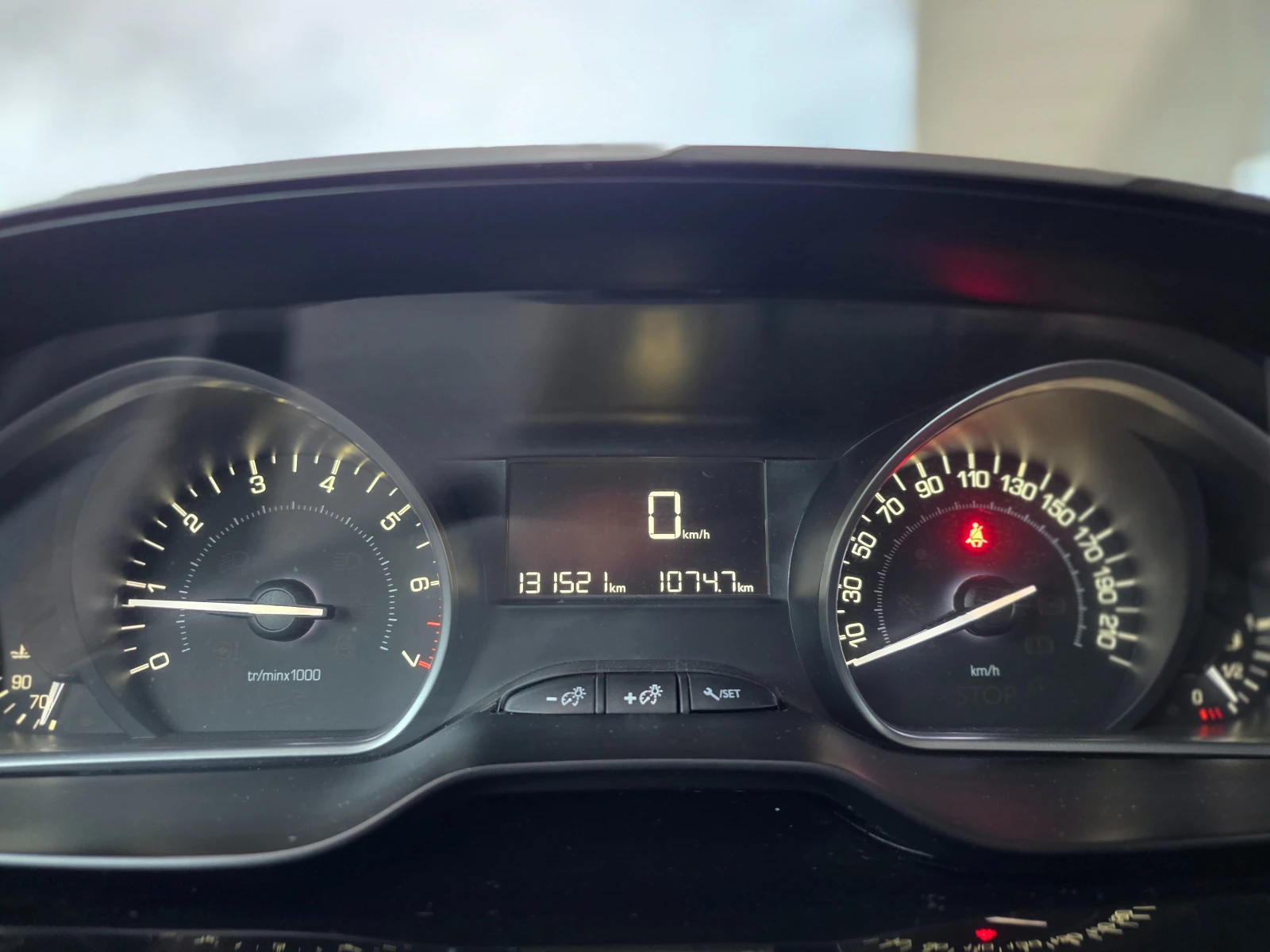 Peugeot 208 6  /1.2i 83..   | Mobile.bg   13