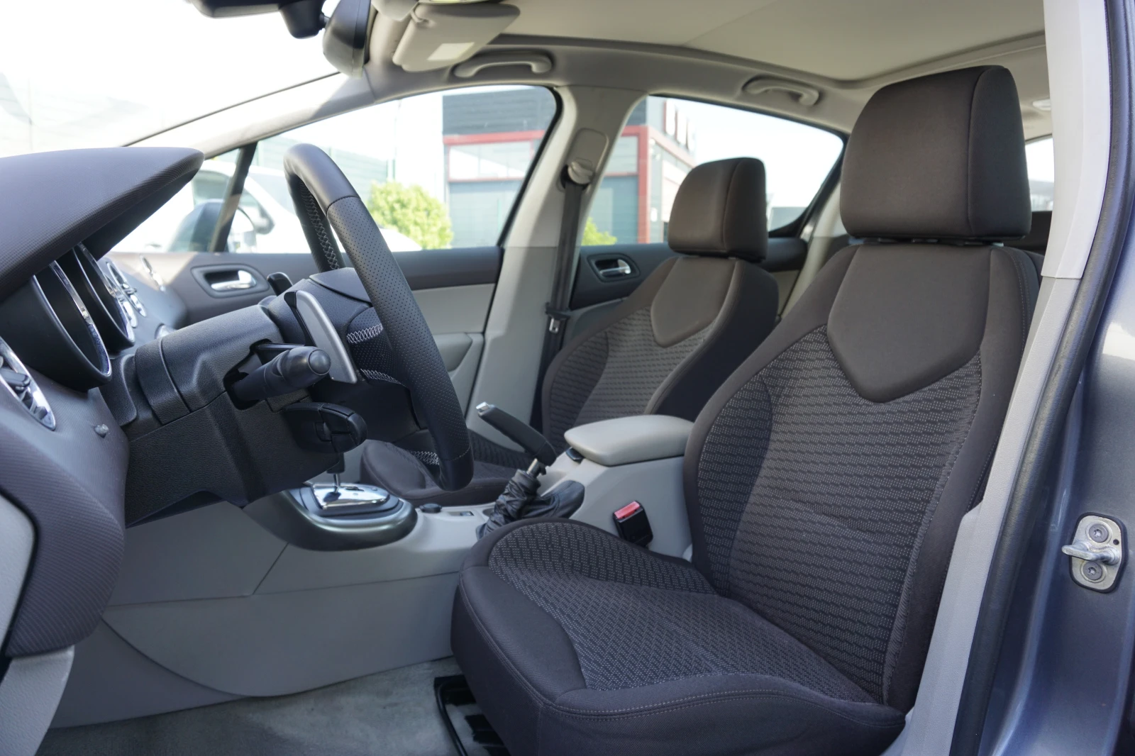 Peugeot 308 1.6HDI/Автоматик/Нави/Подгрев/Печка/Панорама, снимка 9 - Автомобили и джипове - 55323526