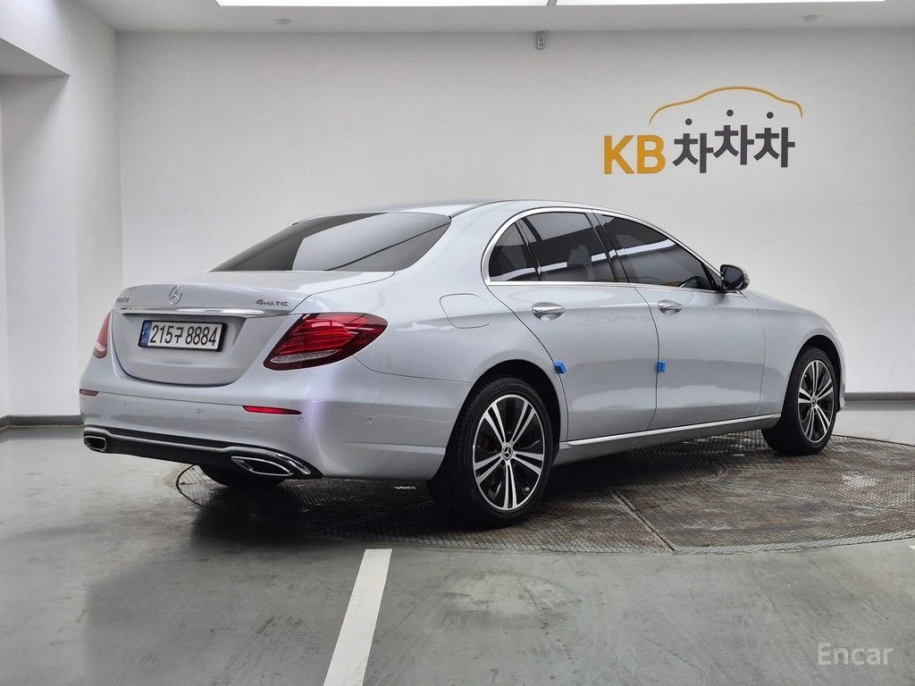 Mercedes-Benz E 220 4MATIC* AVANTGARDE* ХЕДЪП* КАМЕРА* КРАЙНА ЦЕНА, снимка 4 - Автомобили и джипове - 55534114