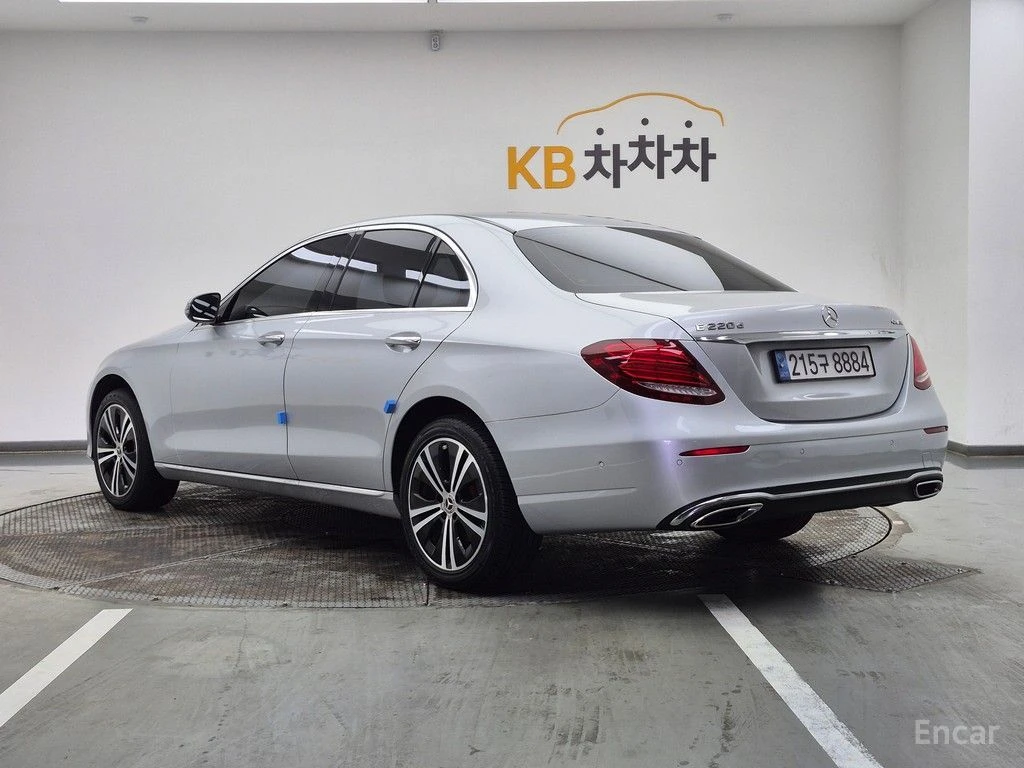 Mercedes-Benz E 220 4MATIC* AVANTGARDE* ХЕДЪП* КАМЕРА* КРАЙНА ЦЕНА, снимка 3 - Автомобили и джипове - 55534114