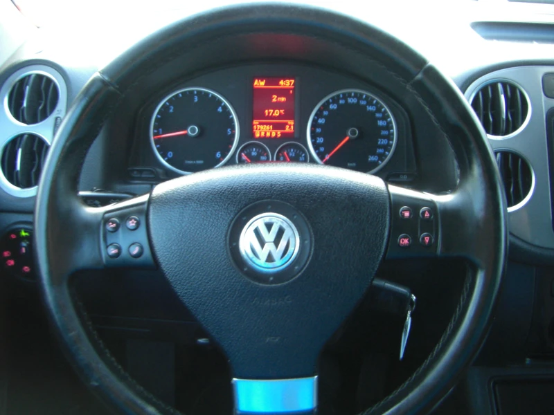 VW Tiguan 2.0TDI 4X4 AVTOMAT, снимка 11 - Автомобили и джипове - 49606087
