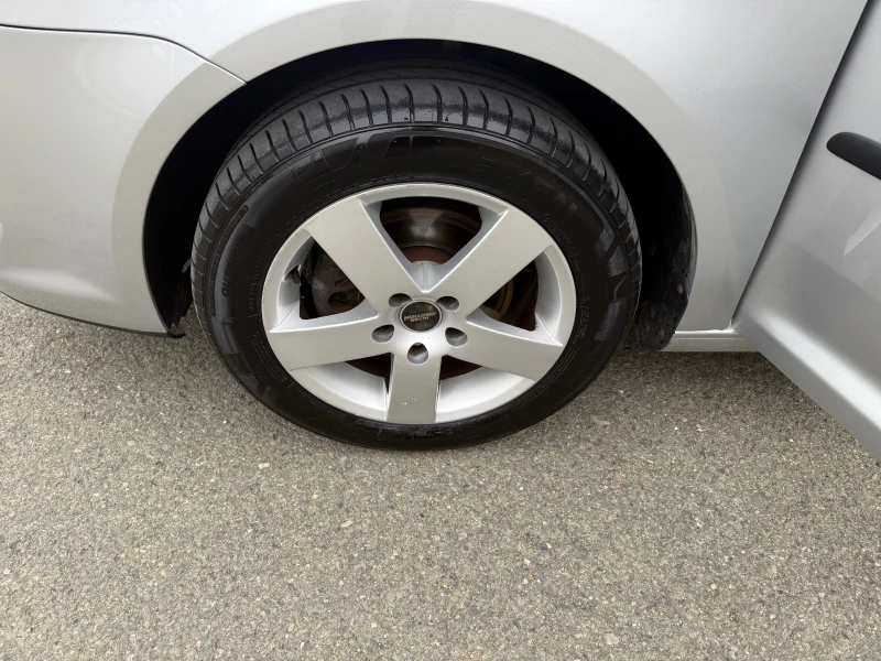 VW Touran 1.9 -105 кс НОВИЯ МОТОР, снимка 17 - Автомобили и джипове - 49653914