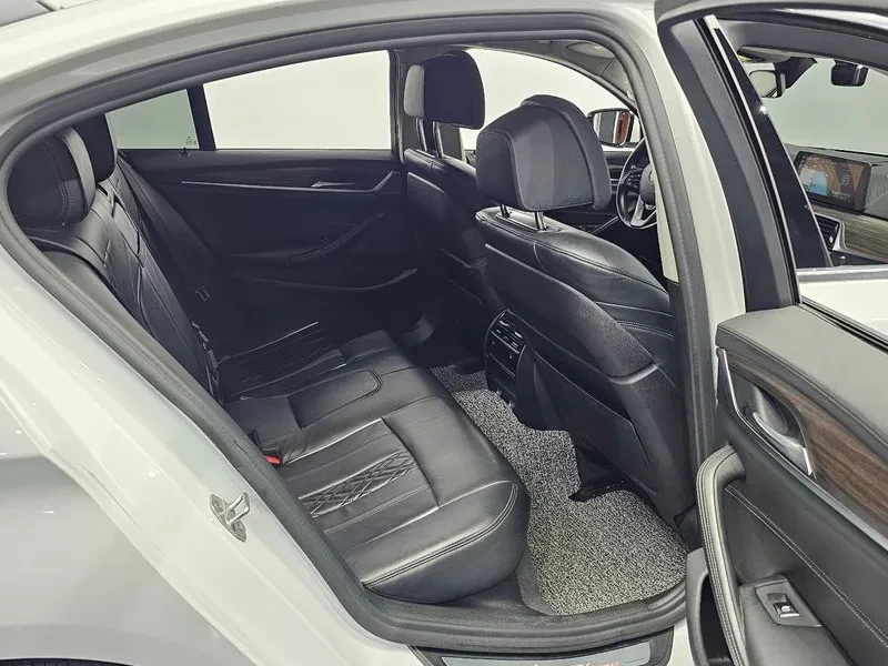 BMW 530 I Luxury Plus, снимка 12 - Автомобили и джипове - 55132565