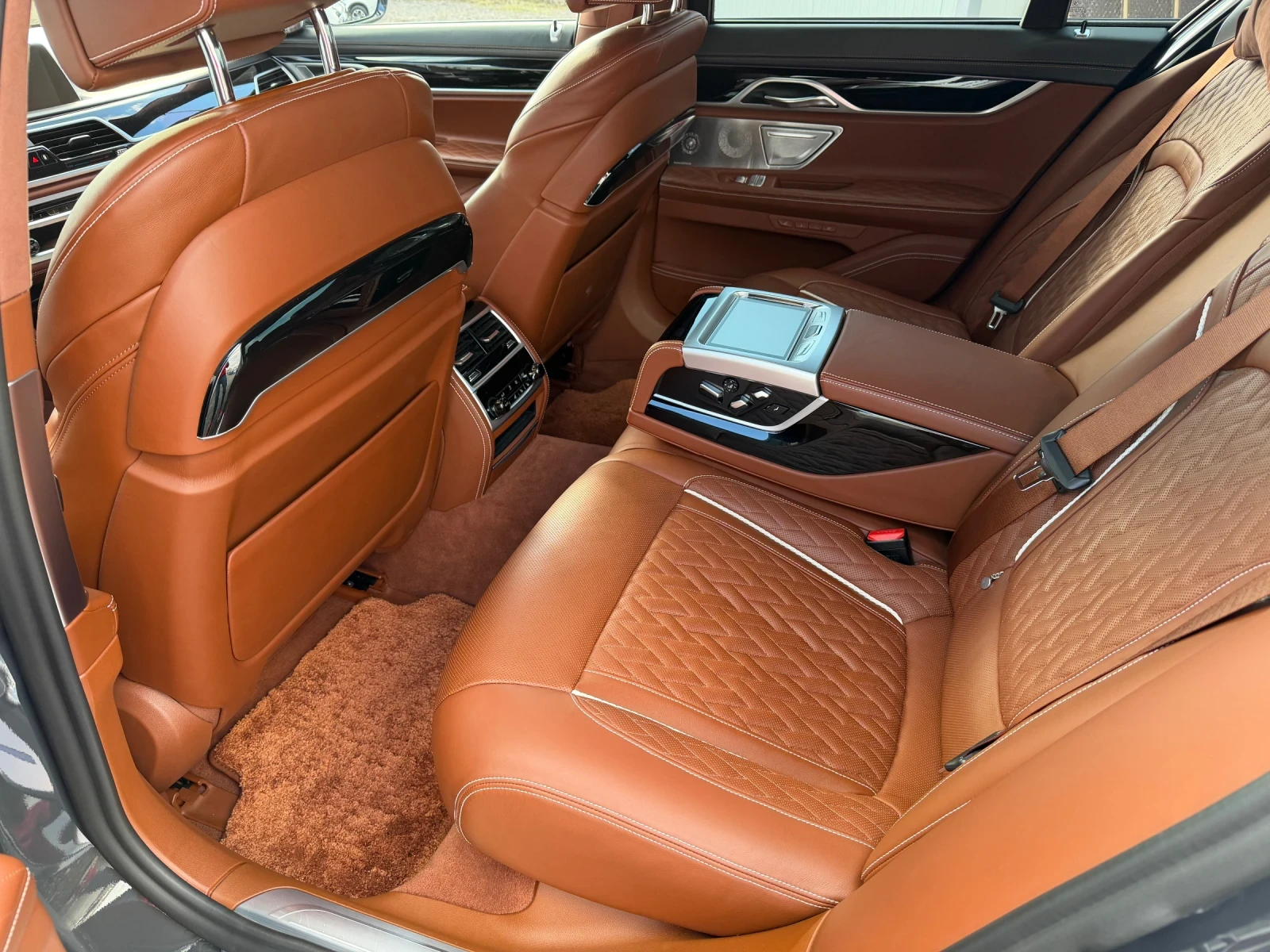 BMW 750 i xDrive * M-pak * Individual, снимка 13 - Автомобили и джипове - 53909092