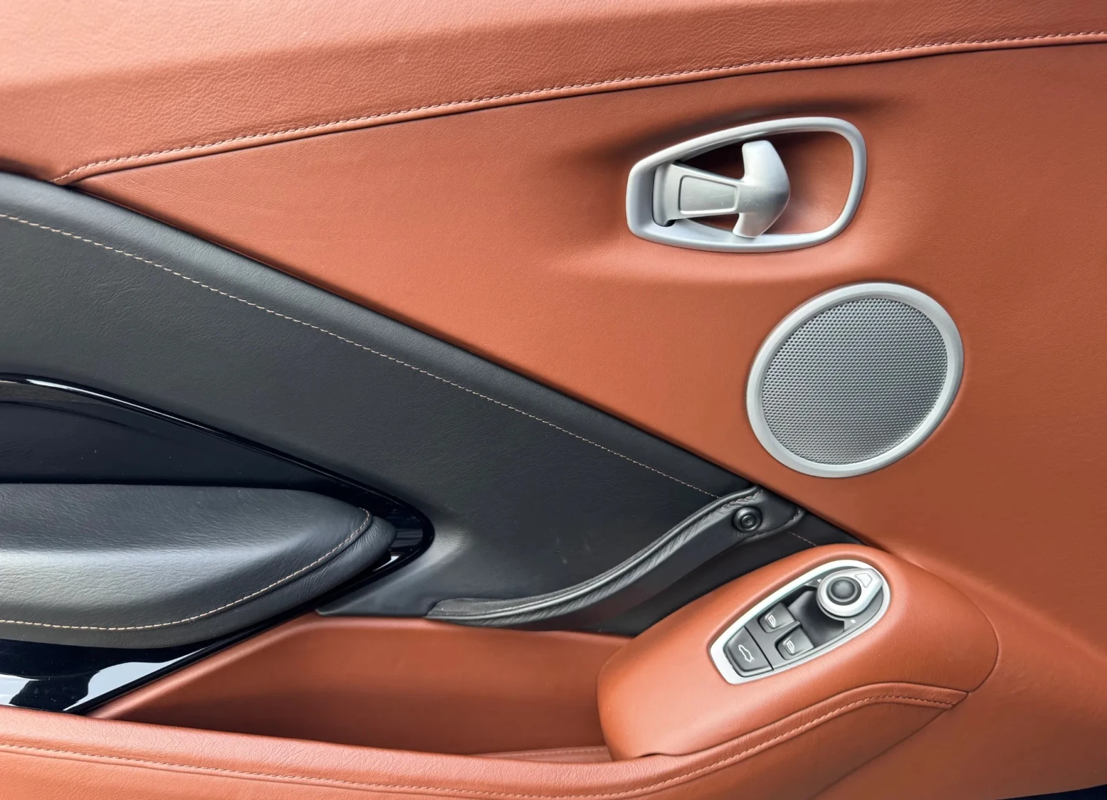 Aston Martin V8 Vantage, снимка 9 - Автомобили и джипове - 53910583