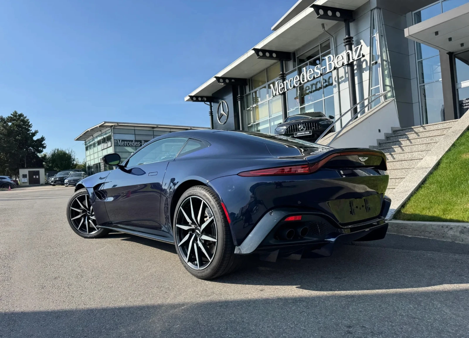 Aston Martin V8 Vantage, снимка 2 - Автомобили и джипове - 53910583