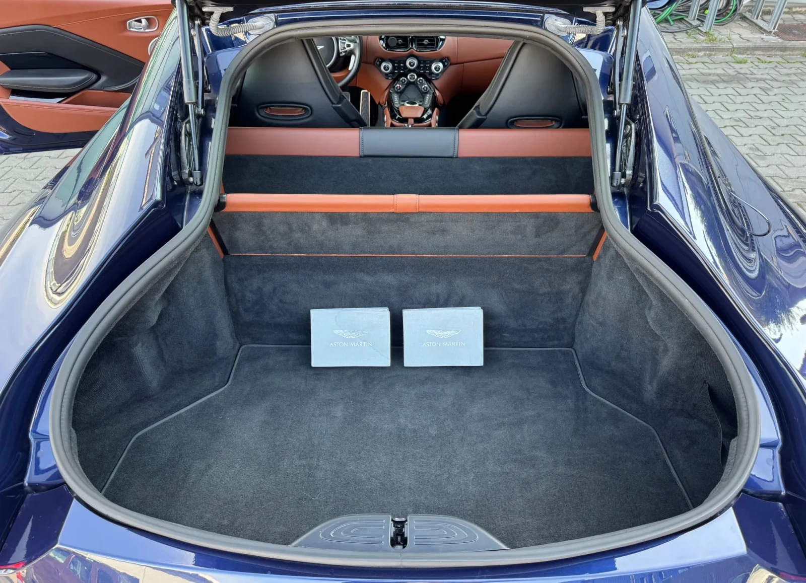 Aston Martin V8 Vantage, снимка 13 - Автомобили и джипове - 53910583