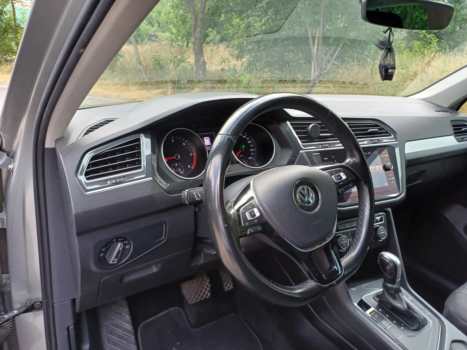 VW Tiguan 2.0 TDI  BLUEMOTION , снимка 9 - Автомобили и джипове - 56214587