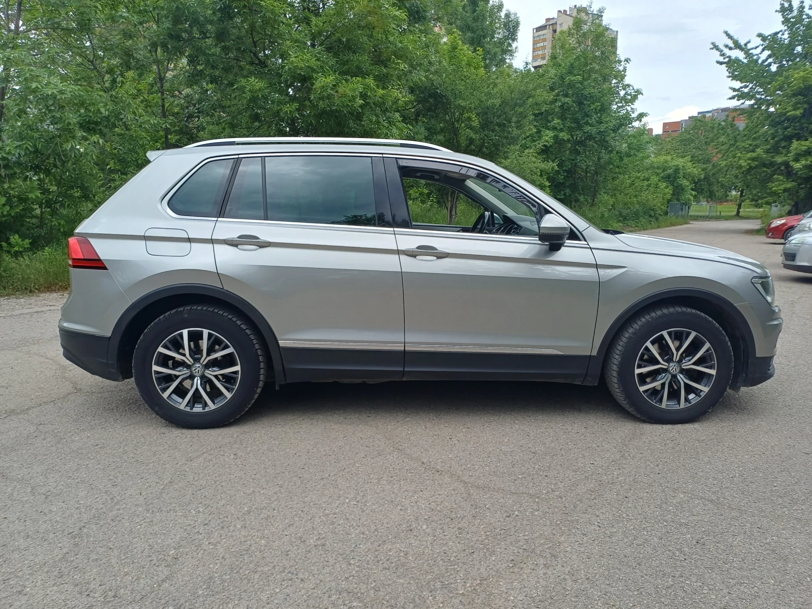 VW Tiguan 2.0 TDI  BLUEMOTION , снимка 4 - Автомобили и джипове - 56214587