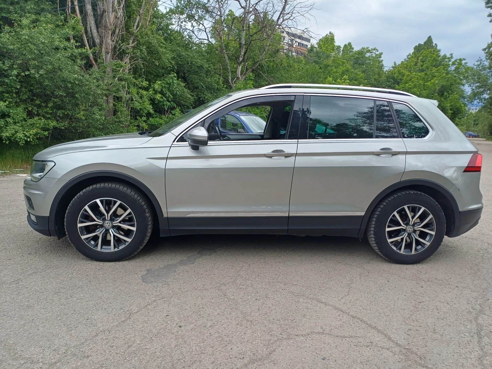 VW Tiguan 2.0 TDI  BLUEMOTION , снимка 8 - Автомобили и джипове - 56214587