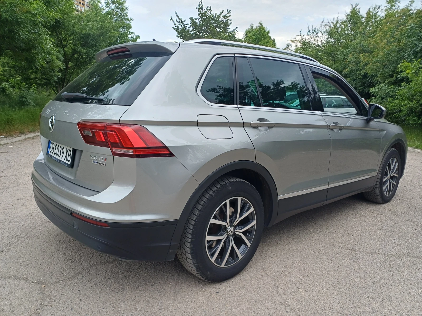VW Tiguan 2.0 TDI  BLUEMOTION , снимка 5 - Автомобили и джипове - 56214587