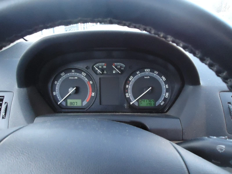 Skoda Fabia, снимка 10 - Автомобили и джипове - 52932786