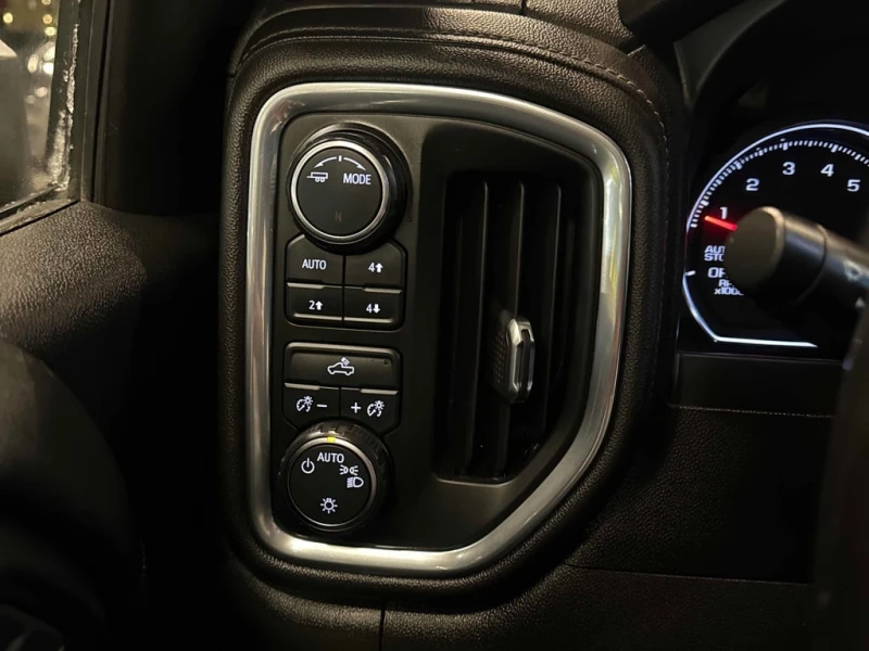 Chevrolet Silverado * LT * CARFAX * БЕЗ ПЪРВОНАЧАЛНА ВНОСКА, снимка 13 - Автомобили и джипове - 52972397