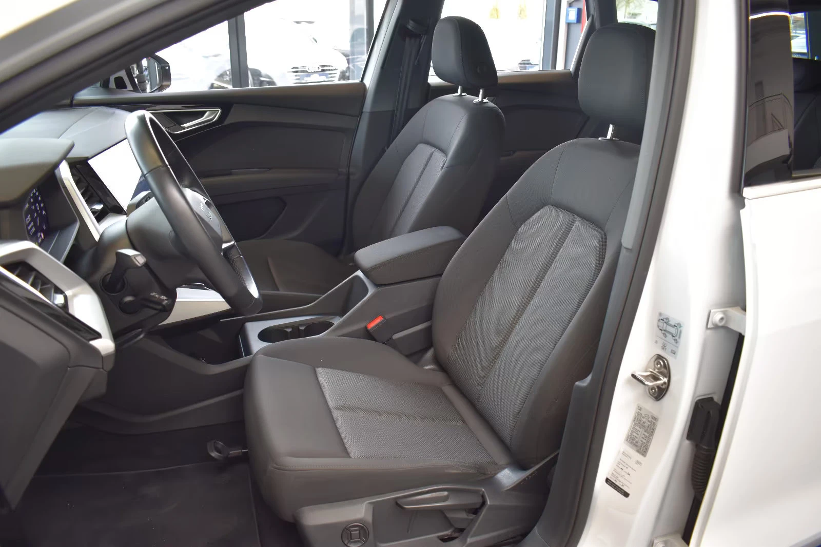 Audi Q4 40e-TRON/204HP/CAM/LED/NAVI/ACC/CPLAY/DIGI/917g, снимка 6 - Автомобили и джипове - 53815787