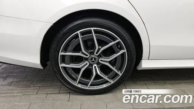Mercedes-Benz E 220 4MATIC AMG Line, снимка 17 - Автомобили и джипове - 54459252