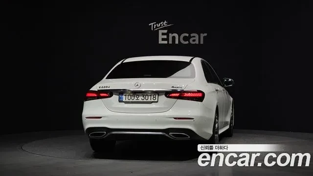 Mercedes-Benz E 220 4MATIC AMG Line, снимка 3 - Автомобили и джипове - 54459252