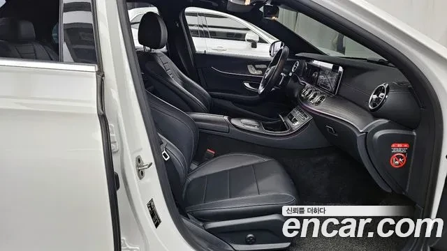 Mercedes-Benz E 220 4MATIC AMG Line, снимка 12 - Автомобили и джипове - 54459252