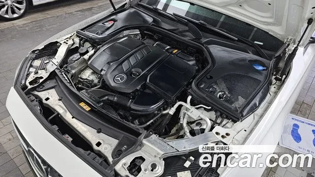 Mercedes-Benz E 220 4MATIC AMG Line, снимка 15 - Автомобили и джипове - 54459252