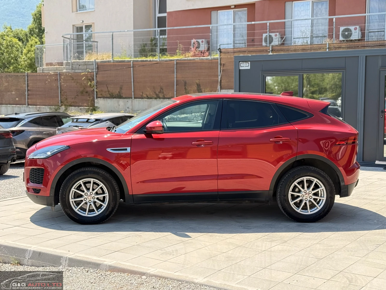 Jaguar E-pace 2.0/150HP/PANO/NAVI/LED/DIGITAL/CAM - изображение 3