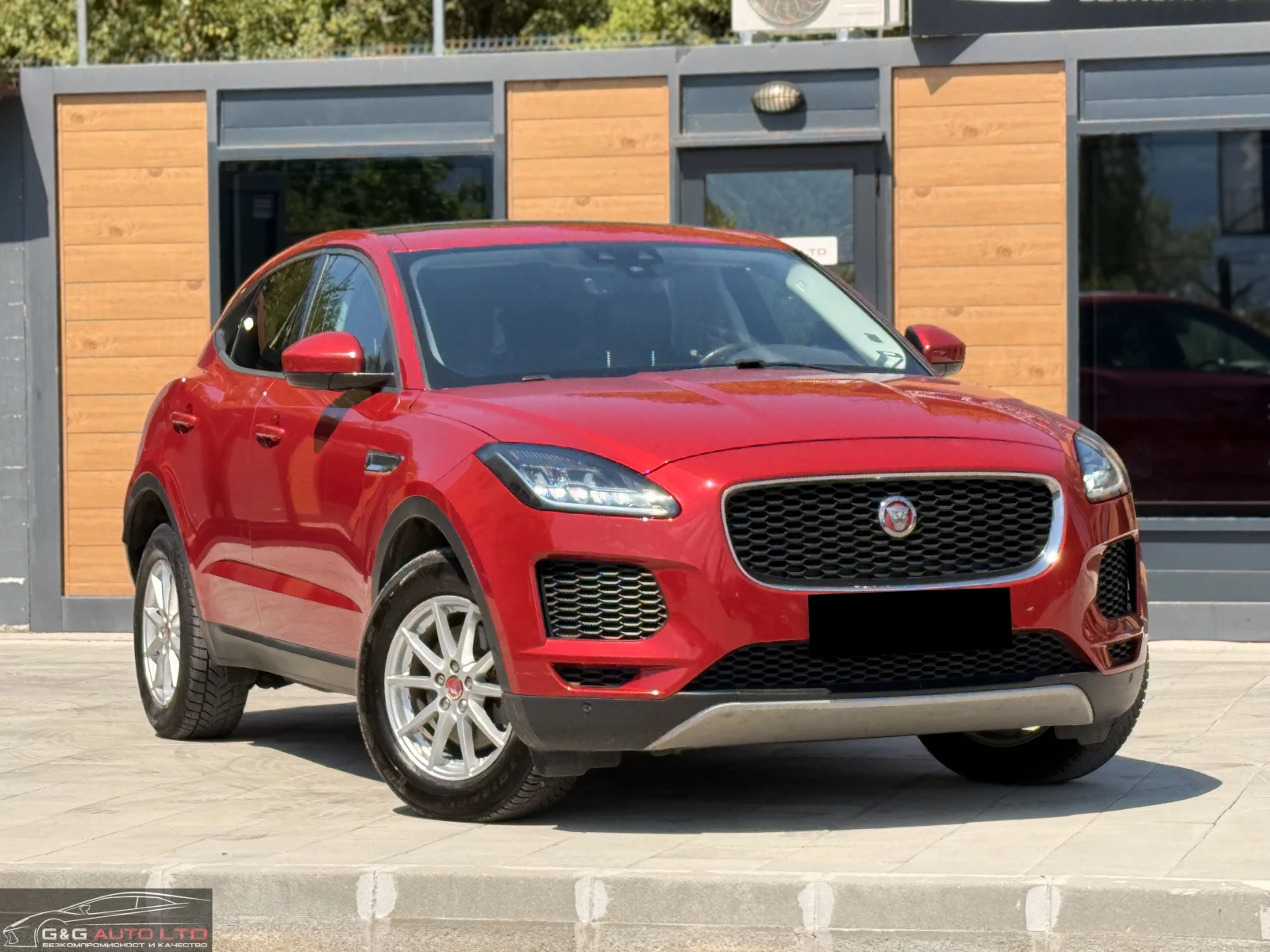Jaguar E-pace 2.0/150HP/PANO/NAVI/LED/DIGITAL/CAM - изображение 4