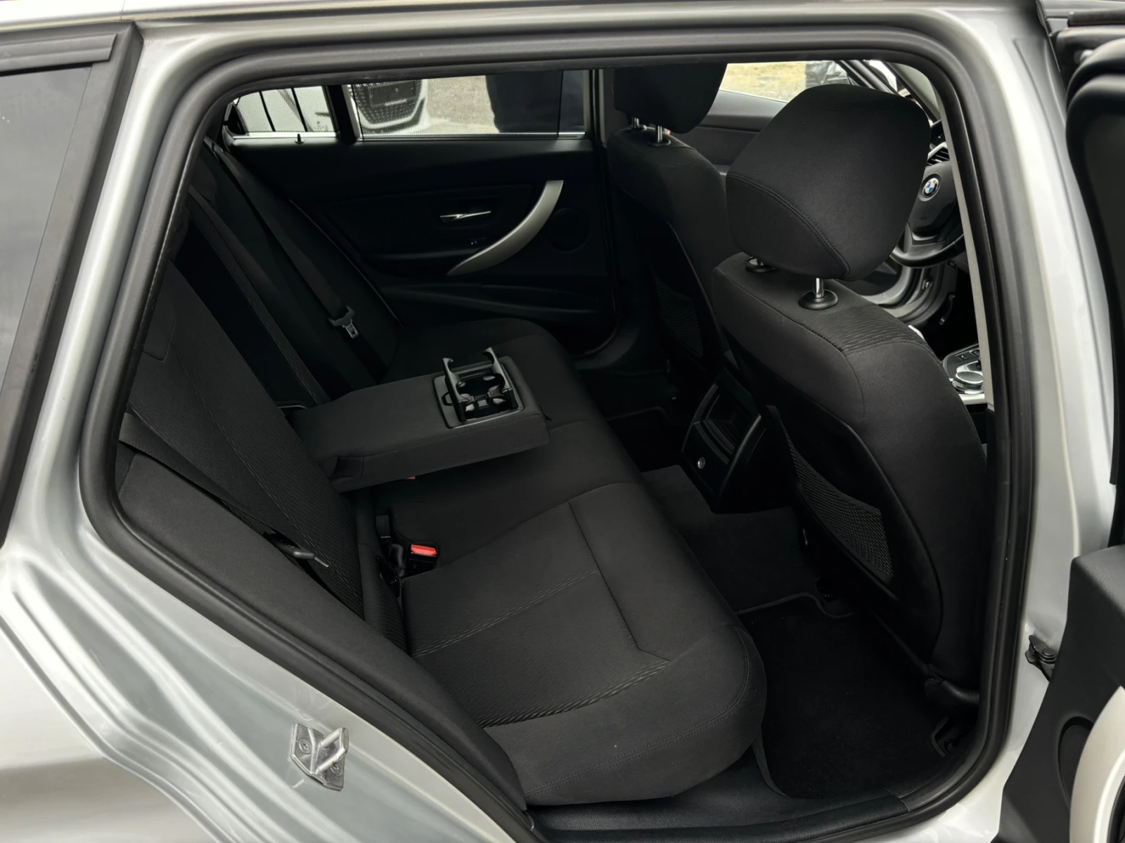 BMW 318 Business Advantage Touring, снимка 15 - Автомобили и джипове - 53915018