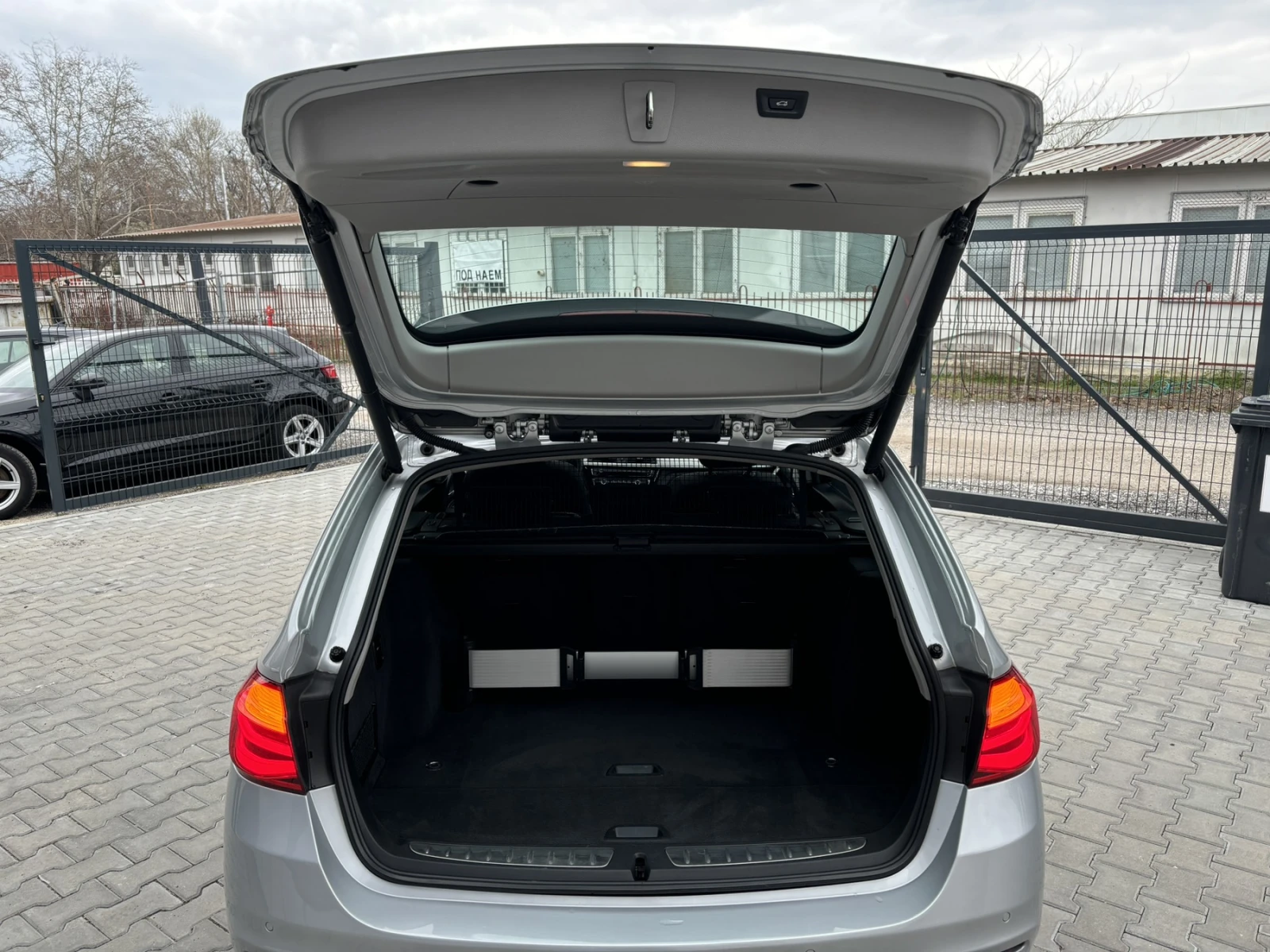 BMW 318 Business Advantage Touring, снимка 6 - Автомобили и джипове - 53915018