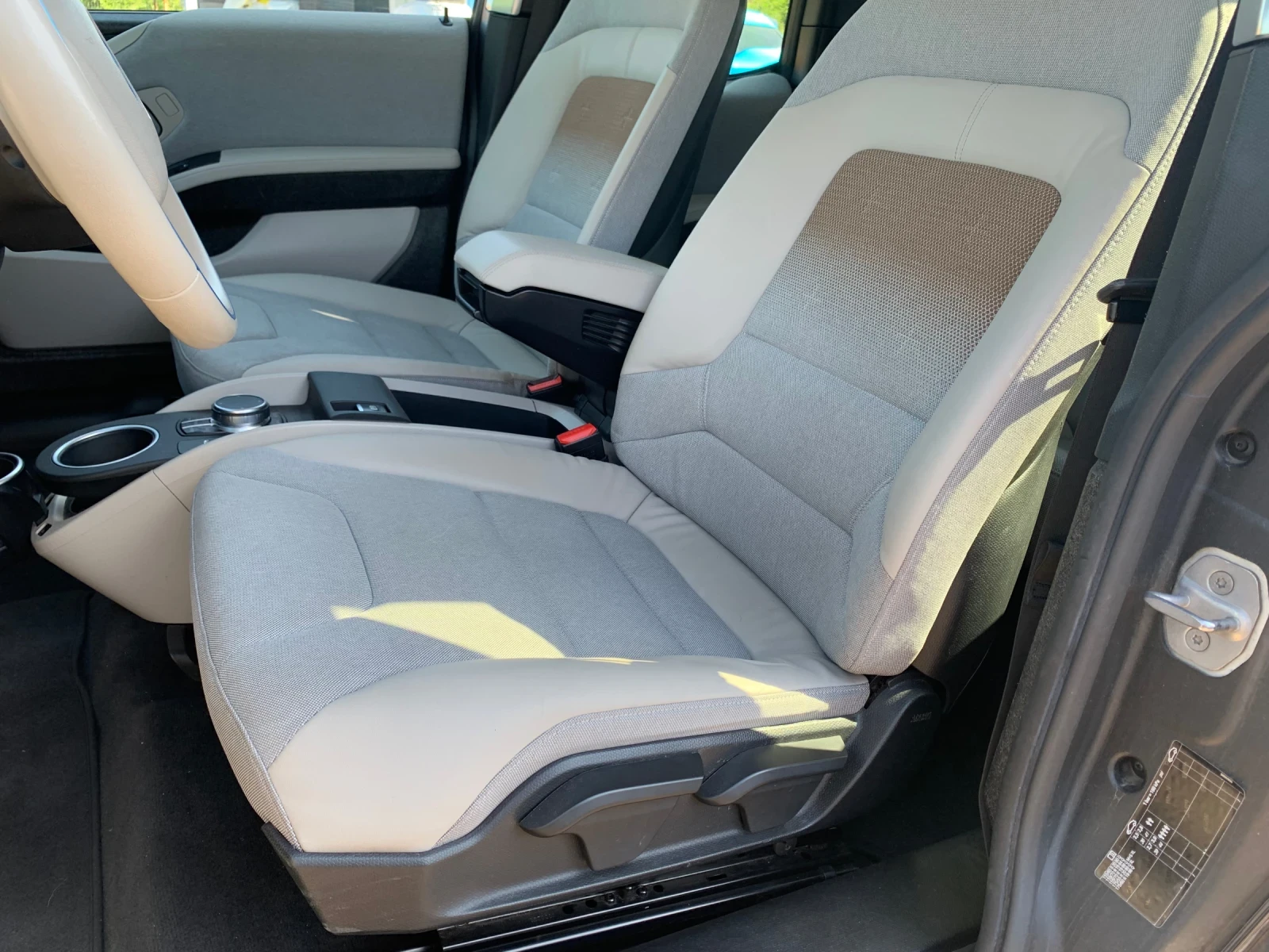 BMW i3 120Аh/PRO-NAV.ПОДГРЕВ.СЕРВ.ИСТОРИЯ БМВ, снимка 16 - Автомобили и джипове - 54638107