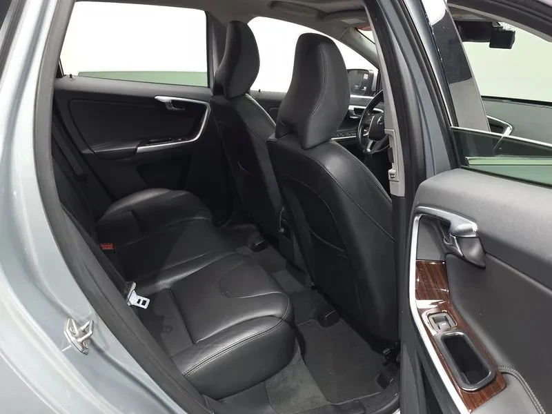 Volvo XC60 D4, снимка 11 - Автомобили и джипове - 56356400
