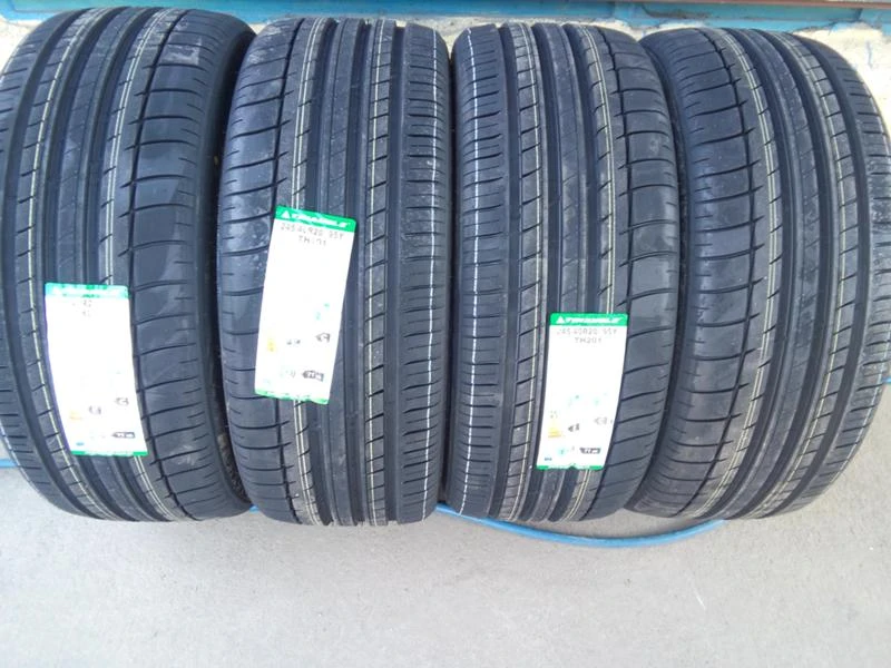 Гуми Летни 245/40R20, снимка 1 - Гуми и джанти - 45649572