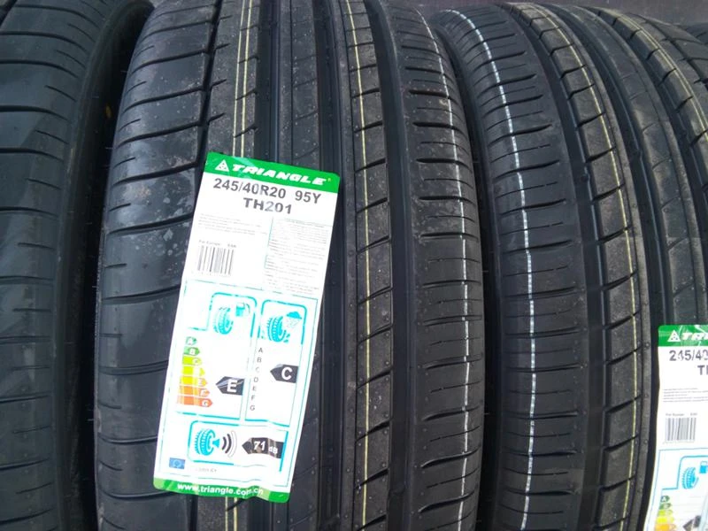 Гуми Летни 245/40R20, снимка 2 - Гуми и джанти - 45649572