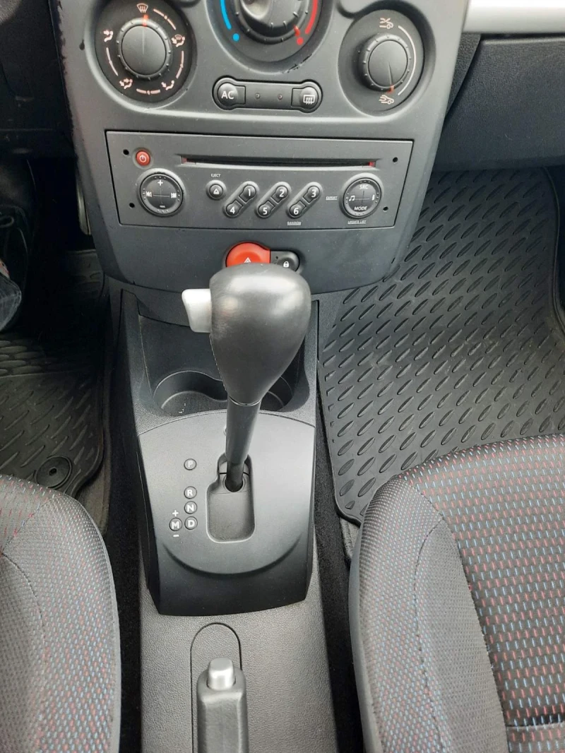 Renault Clio 1.6, снимка 8 - Автомобили и джипове - 48953334