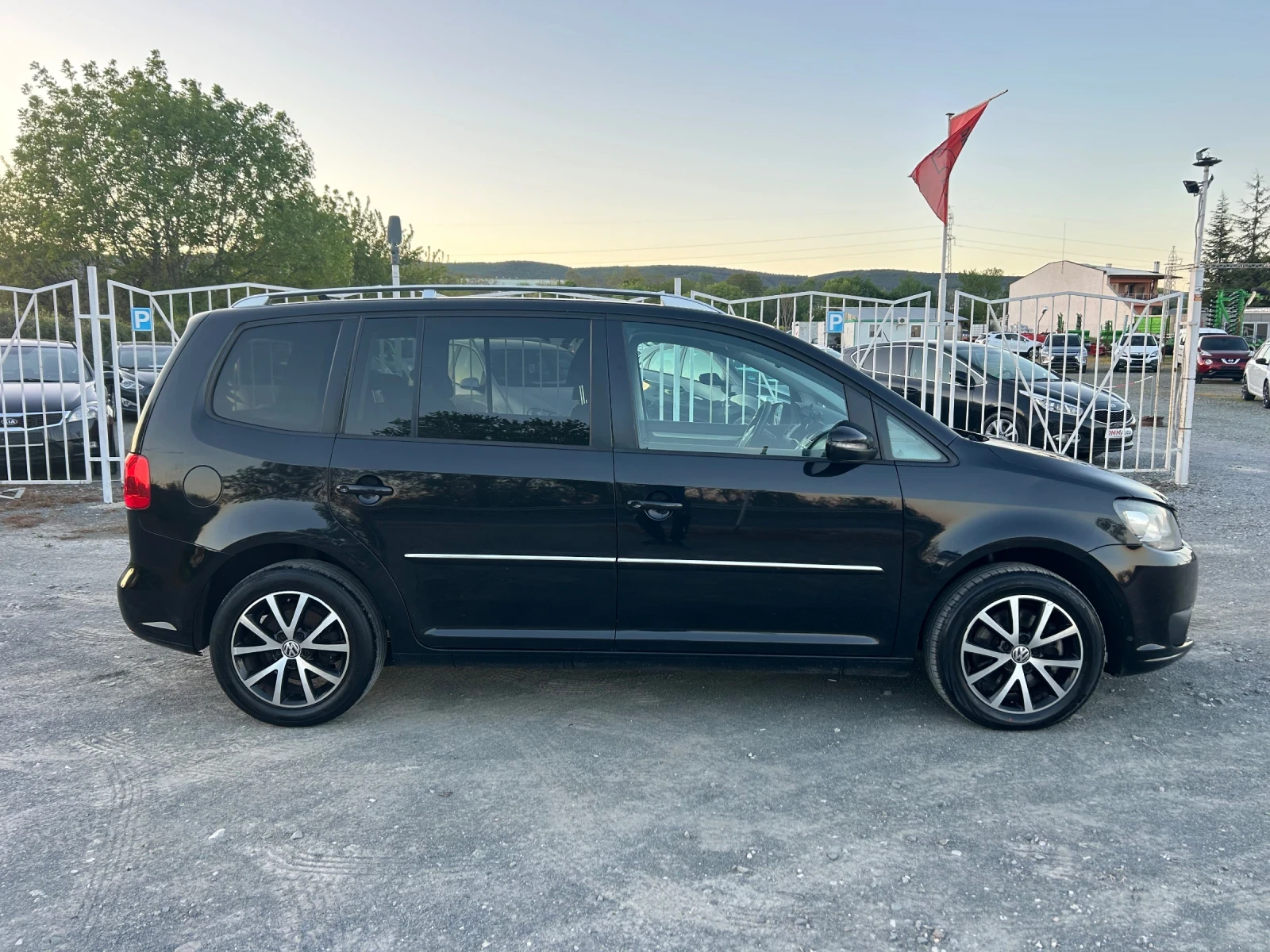 VW Touran 2.0 TDI / HIGHLINE / ПАНОРАМА / НАВИ / АЛКАНТАРА  - изображение 4