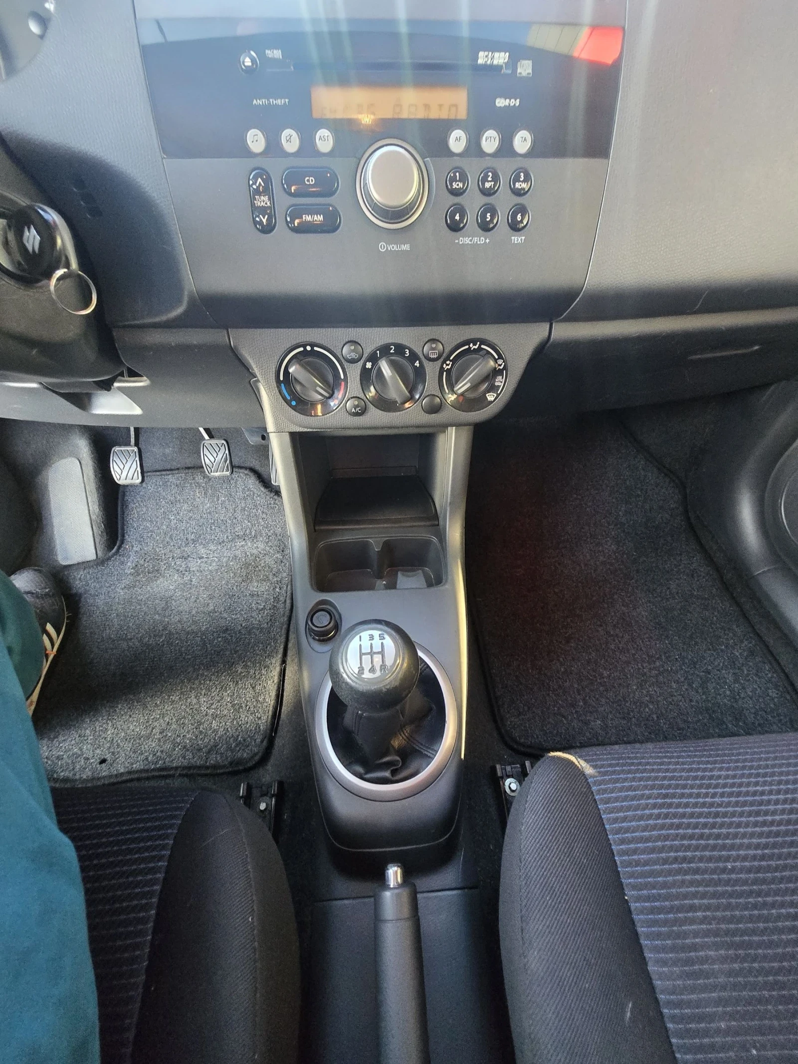 Suzuki Swift 1.3 бензин 90к.с. 130000км.4?4, снимка 13 - Автомобили и джипове - 53818493